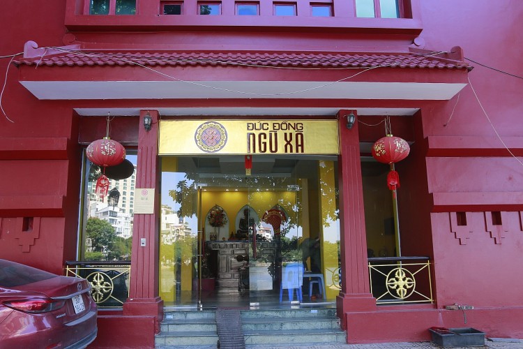 UBND Thành phố Hà Nội đã cấp cho gia đình ông 82,4m2 đất để xây dựng phòng trưng bày các sản phẩm làng nghề (Ảnh: Nhã Liên). UBND Thành phố Hà Nội đã cấp cho gia đình ông 82,4m2 đất để xây dựng phòng trưng bày các sản phẩm làng nghề (Ảnh: Nhã Liên).