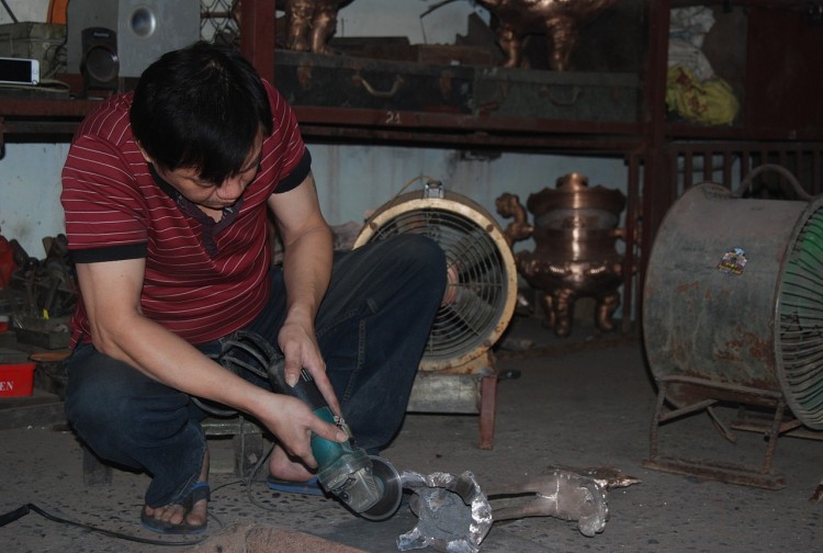 Người thợ đang làm việc tại xưởng đúc đồng làng Ngũ Xã (Ảnh: Nhã Liên). Người thợ đang làm việc tại xưởng đúc đồng làng Ngũ Xã (Ảnh: Nhã Liên).