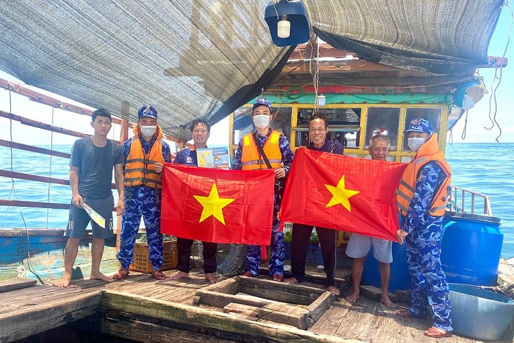 Tuyên truyền Luật CSBVN cho ngư dân: Nâng cao nhận thức pháp luật về phòng, chống IUU Tuyên truyền Luật CSBVN cho ngư dân: Nâng cao nhận thức pháp luật về phòng, chống IUU