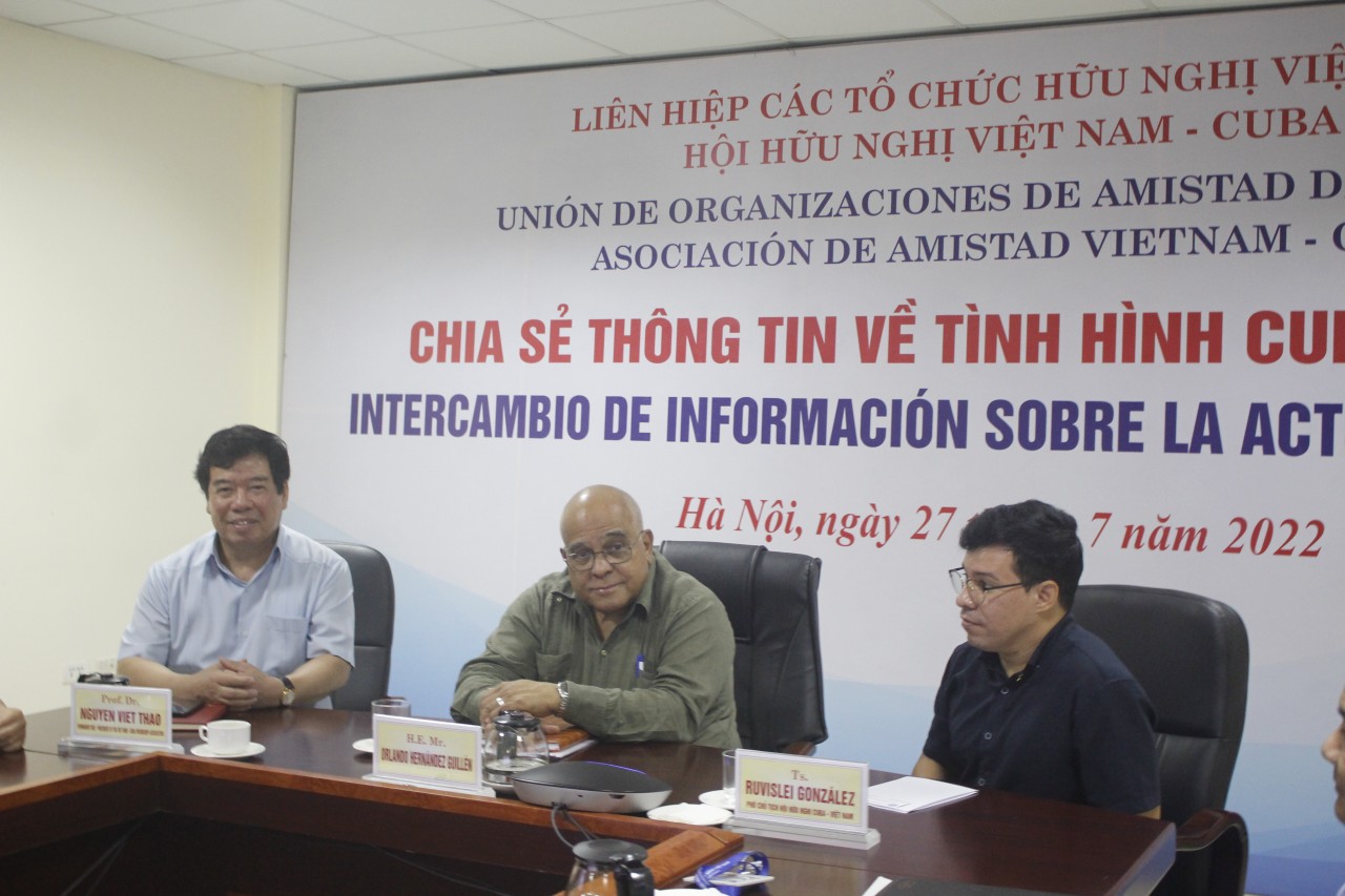 Từ trái qua: PGS.TS Nguyễn Viết Thảo - Phó Chủ tịch thường trực Hội Hữu nghị Việt Nam - Cuba; Đại sứ đặc mệnh toàn quyền nước Cộng hòa Cuba tại Việt Nam Orlando Nicolás Hernández Guillén và Tiến sỹ Khoa học kinh tế Ruvislei González Saez - Phó Chủ tịch Hội Hữu nghị Cuba - Việt Nam (Ảnh: Thành Luân). Từ trái qua: PGS.TS Nguyễn Viết Thảo - Phó Chủ tịch thường trực Hội Hữu nghị Việt Nam - Cuba; Đại sứ đặc mệnh toàn quyền nước Cộng hòa Cuba tại Việt Nam Orlando Nicolás Hernández Guillén và Tiến sỹ Khoa học kinh tế Ruvislei González Saez - Phó Chủ tịch Hội Hữu nghị Cuba - Việt Nam (Ảnh: Thành Luân).