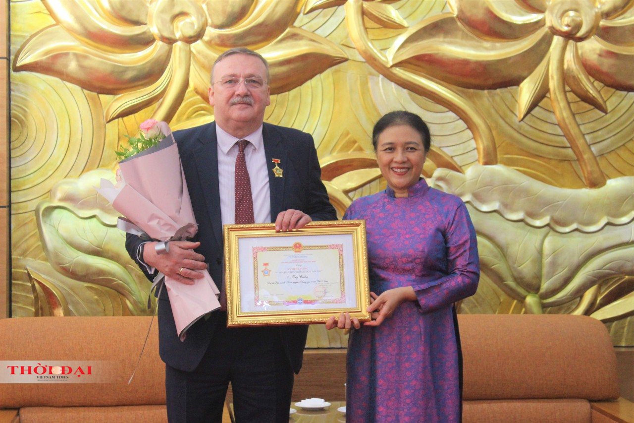 Chủ tịch VUFO Nguyễn Phương Nga và Đại sứ Ory Csaba.