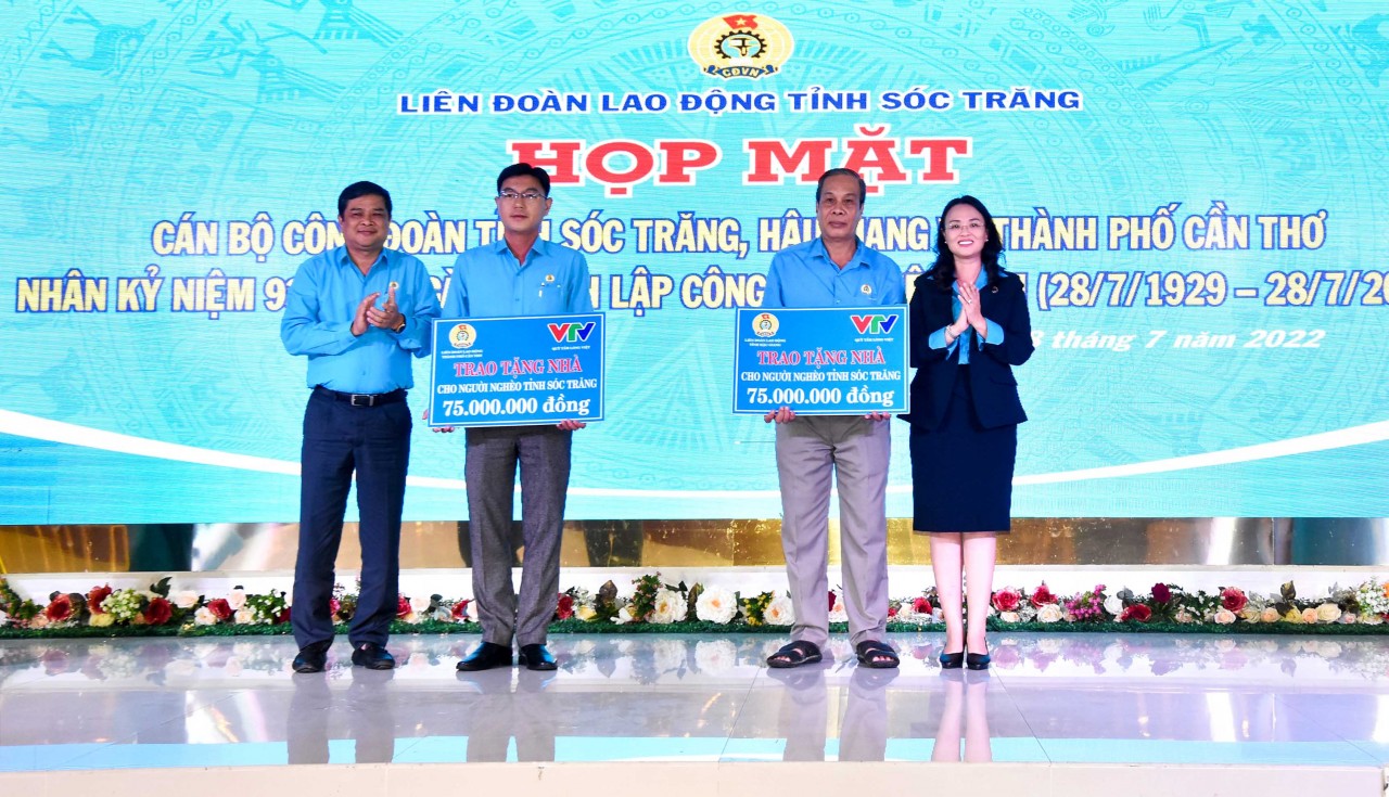 Sóc Trăng trao hơn 50.500 phần quà và 50 “Mái ấm công đoàn” cho người lao động Sóc Trăng trao hơn 50.500 phần quà và 50 “Mái ấm công đoàn” cho người lao động