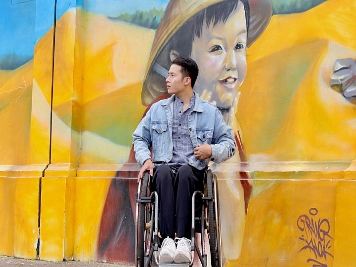 The Strong-spirited Young Man and His Journeys Across Vietnam in a Wheelchair Strong-spirited Man Journeys Across Vietnam in a Wheelchair