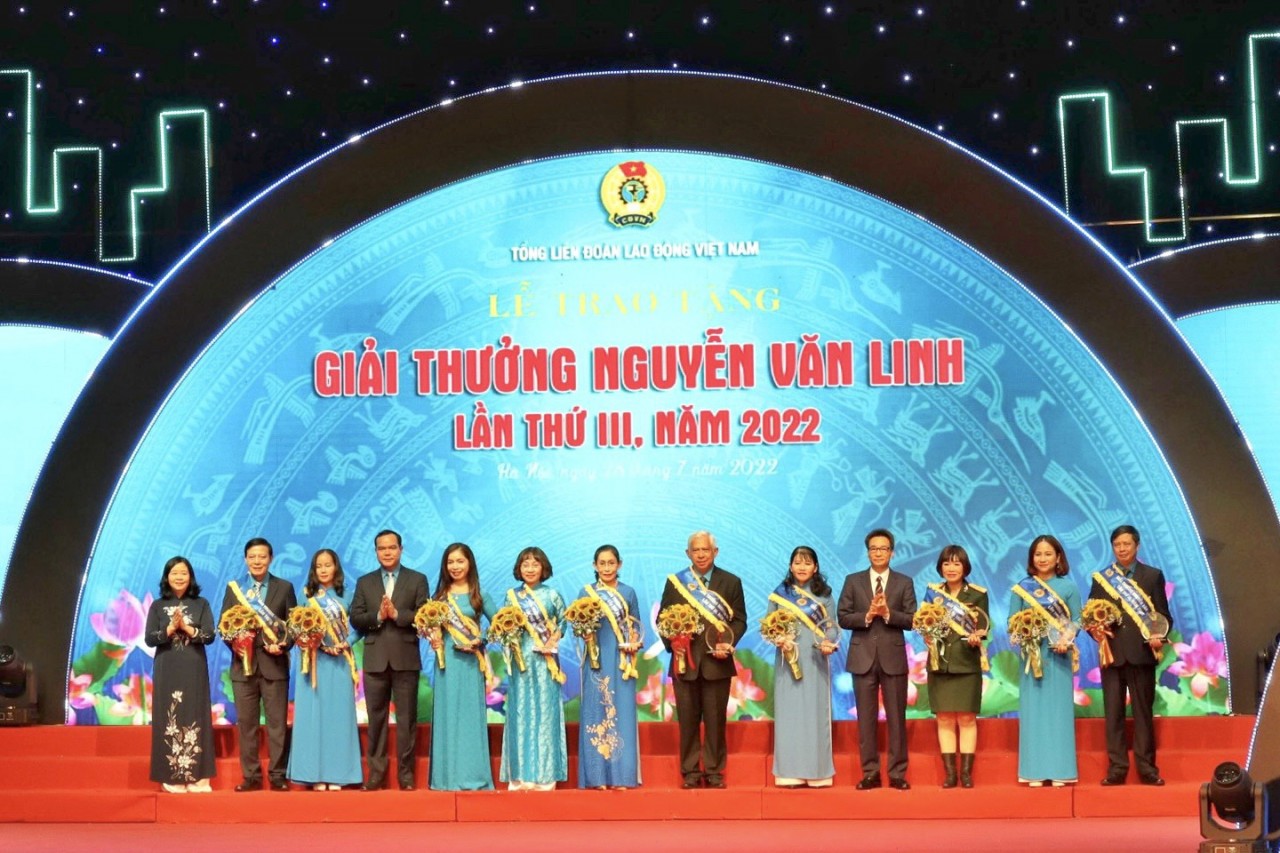 Trao Giải thưởng Nguyễn Văn Linh cho 10 cán bộ công đoàn xuất sắc Trao Giải thưởng Nguyễn Văn Linh cho 10 cán bộ công đoàn xuất sắc