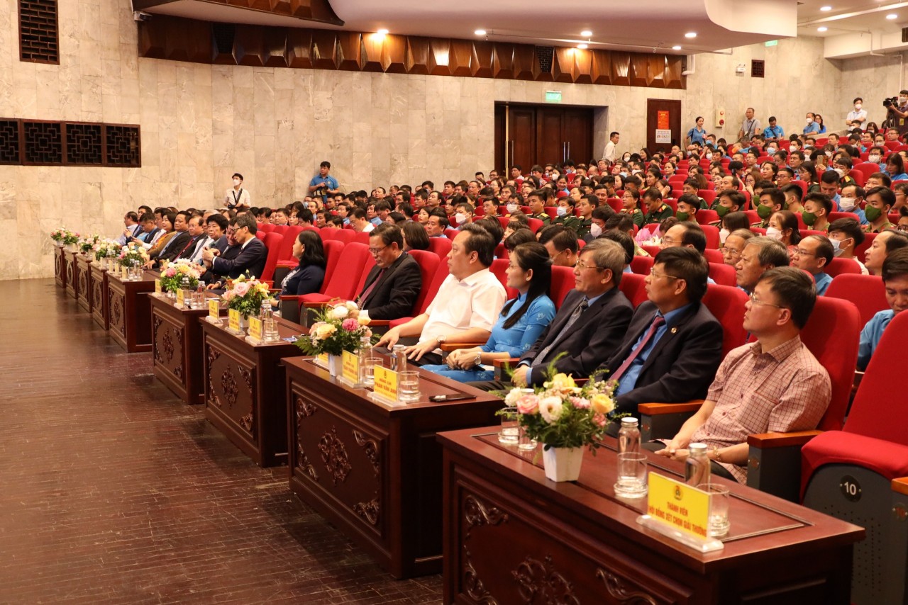 Trao Giải thưởng Nguyễn Văn Linh cho 10 cán bộ công đoàn xuất sắc Trao Giải thưởng Nguyễn Văn Linh cho 10 cán bộ công đoàn xuất sắc