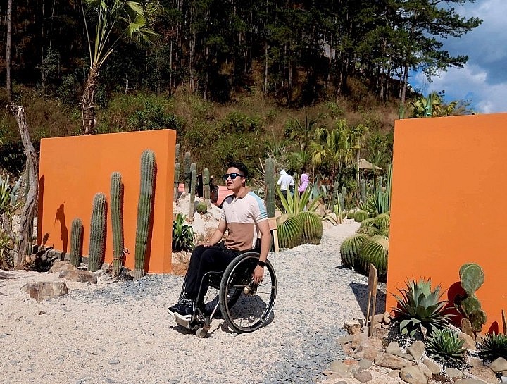The Strong-spirited Young Man and His Journeys Across Vietnam in a Wheelchair Strong-spirited Man Journeys Across Vietnam in a Wheelchair