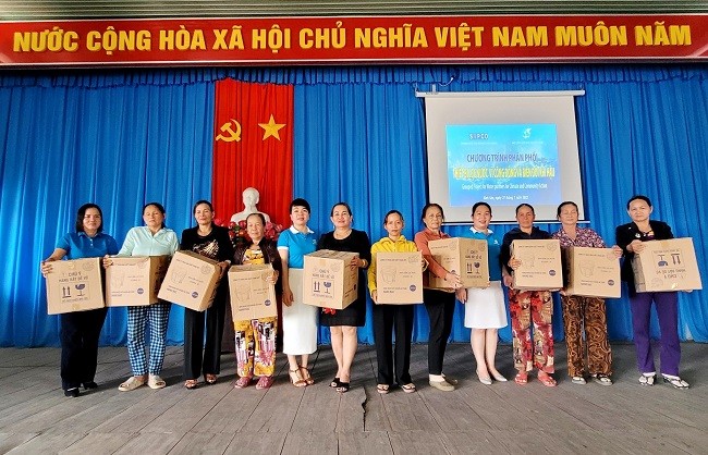 Tặng hơn 30.000 bình lọc nước và bếp đun tiết kiệm năng lượng tới hội viên phụ nữ Quảng Ngãi Tặng hơn 30.000 bình lọc nước và bếp đun tiết kiệm năng lượng tới hội viên phụ nữ Quảng Ngãi