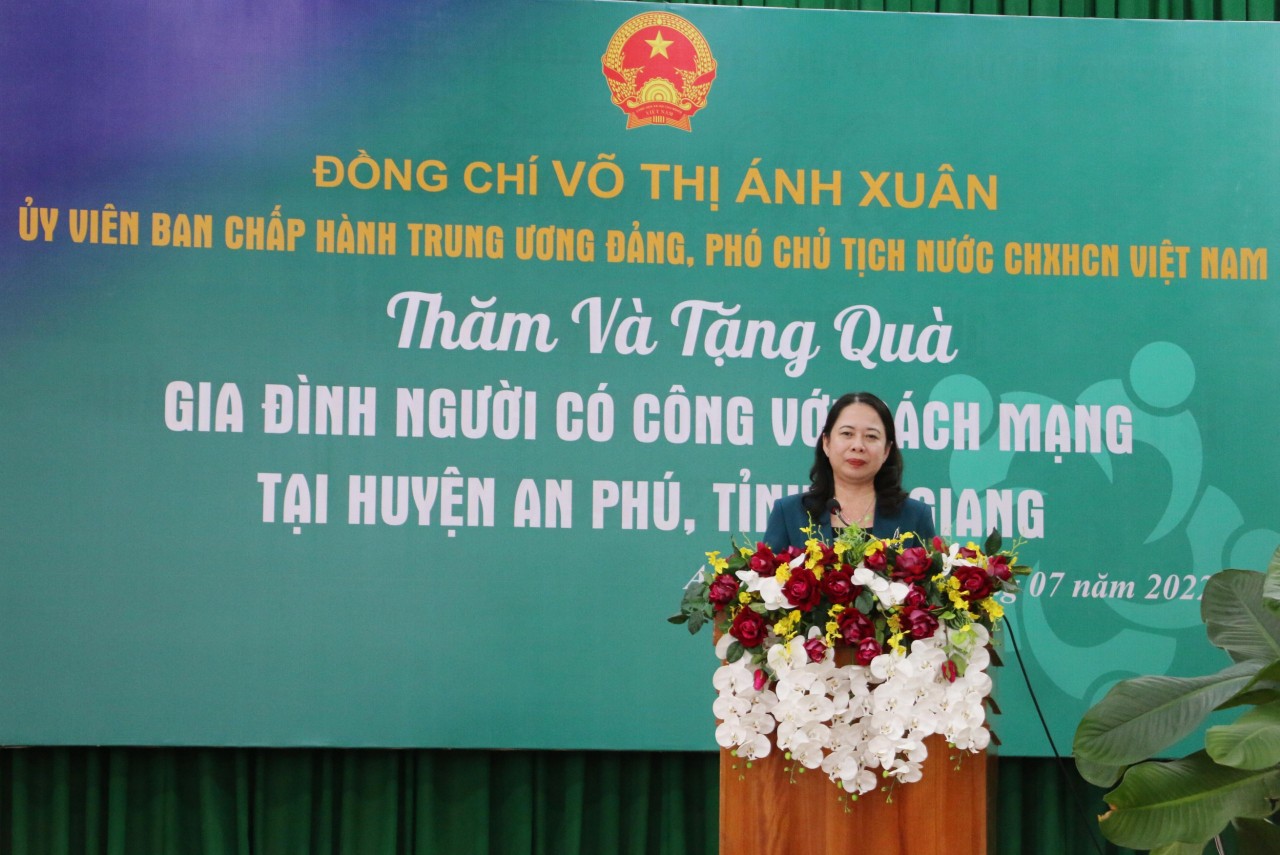 Phó Chủ tịch nước Võ Thị Ánh Xuân thăm và tặng quà gia đình người có công tại An Giang Phó Chủ tịch nước Võ Thị Ánh Xuân thăm và tặng quà gia đình người có công tại An Giang