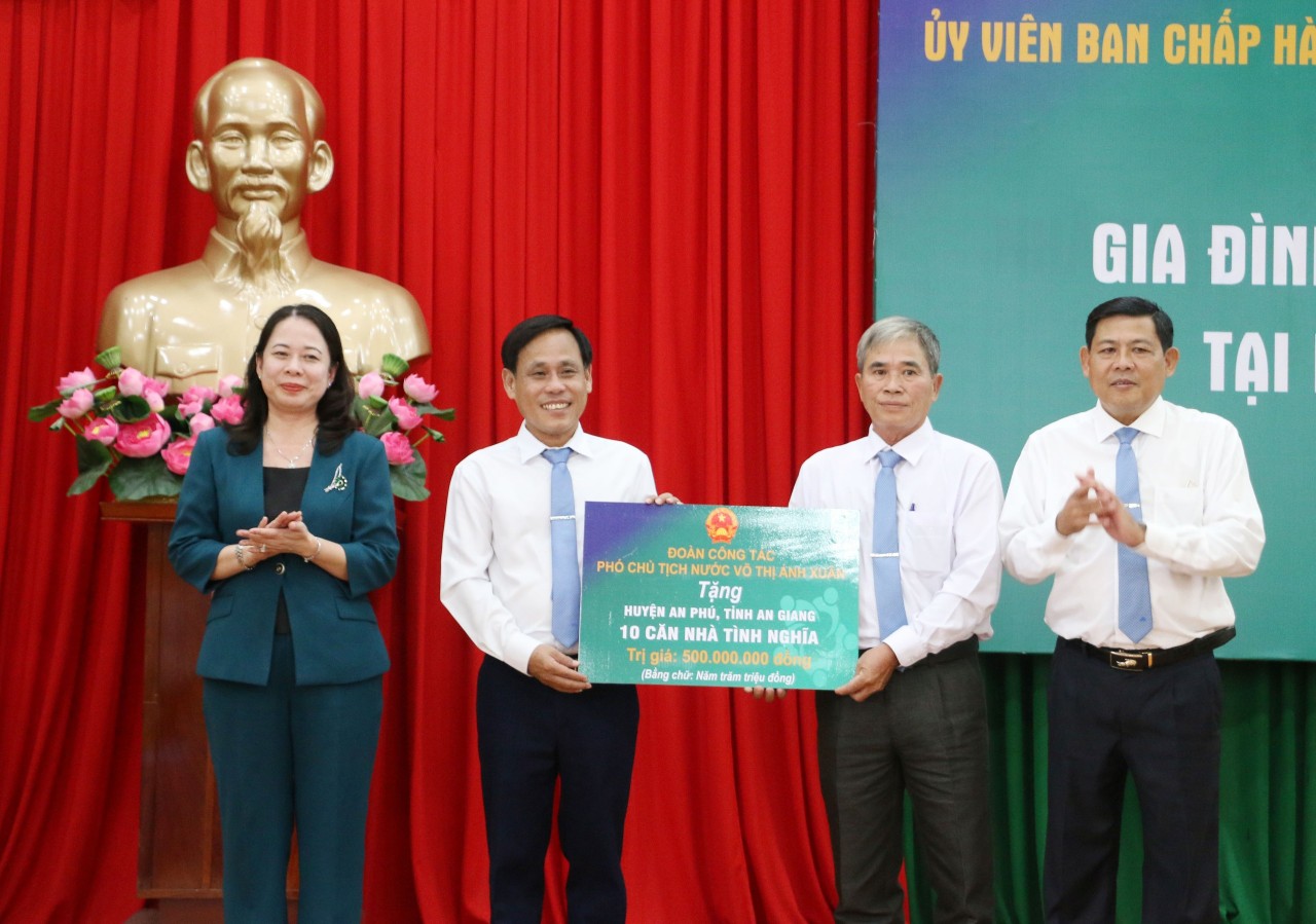 Phó Chủ tịch nước Võ Thị Ánh Xuân thăm và tặng quà gia đình người có công tại An Giang Phó Chủ tịch nước Võ Thị Ánh Xuân thăm và tặng quà gia đình người có công tại An Giang