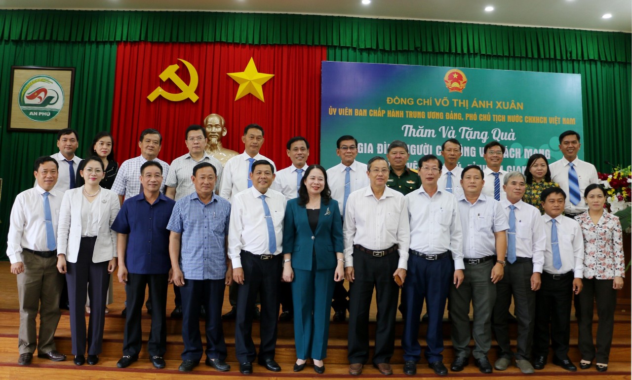 Phó Chủ tịch nước Võ Thị Ánh Xuân thăm và tặng quà gia đình người có công tại An Giang Phó Chủ tịch nước Võ Thị Ánh Xuân thăm và tặng quà gia đình người có công tại An Giang