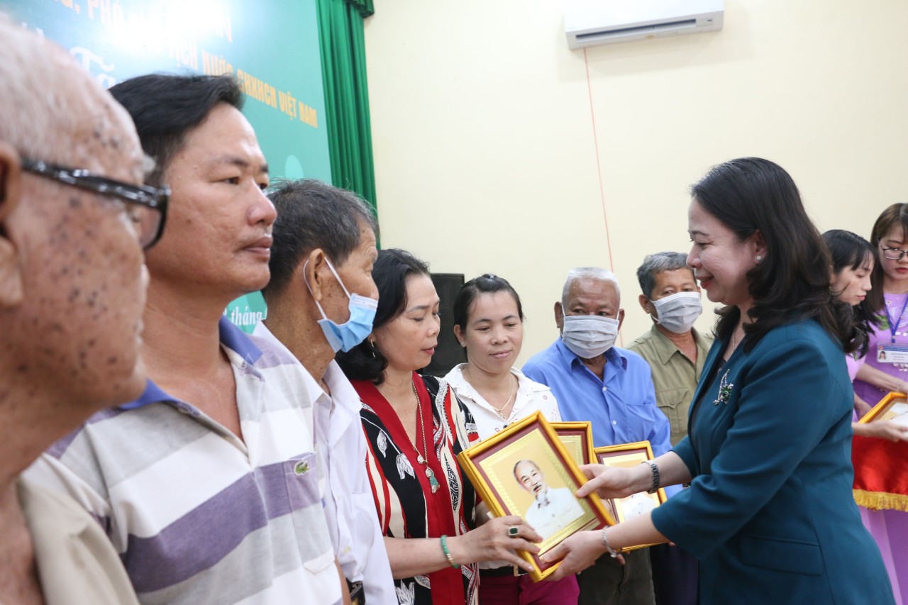Phó Chủ tịch nước Võ Thị Ánh Xuân thăm và tặng quà gia đình người có công tại An Giang Phó Chủ tịch nước Võ Thị Ánh Xuân thăm và tặng quà gia đình người có công tại An Giang