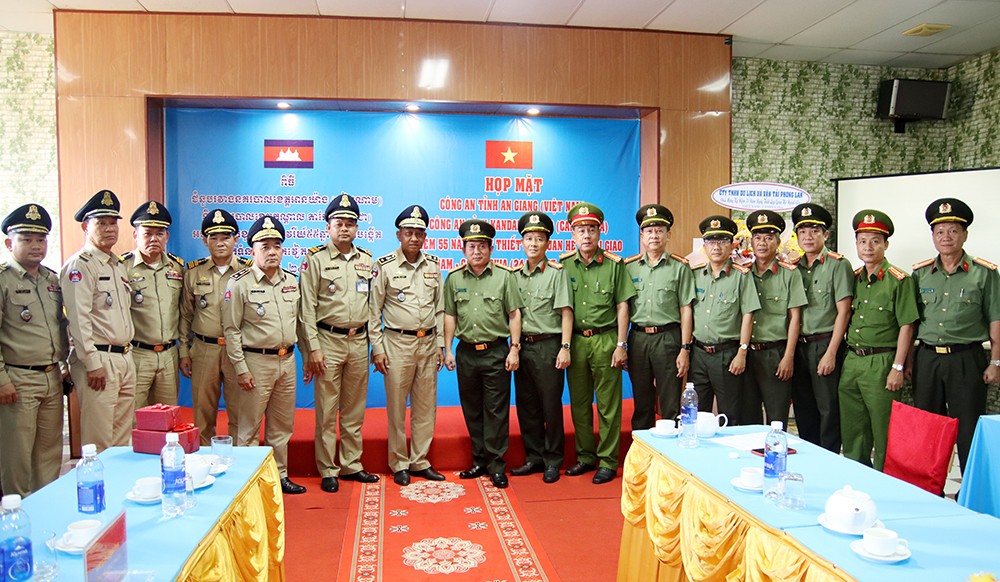Công an ba tỉnh giáp biên Việt Nam - Campuchia họp mặt, giao lưu ấm tình hữu nghị Công an ba tỉnh giáp biên Việt Nam - Campuchia họp mặt, giao lưu ấm tình hữu nghị