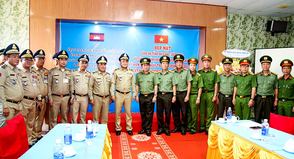Công an ba tỉnh giáp biên Việt Nam - Campuchia họp mặt, giao lưu ấm tình hữu nghị Công an ba tỉnh giáp biên Việt Nam - Campuchia họp mặt, giao lưu ấm tình hữu nghị