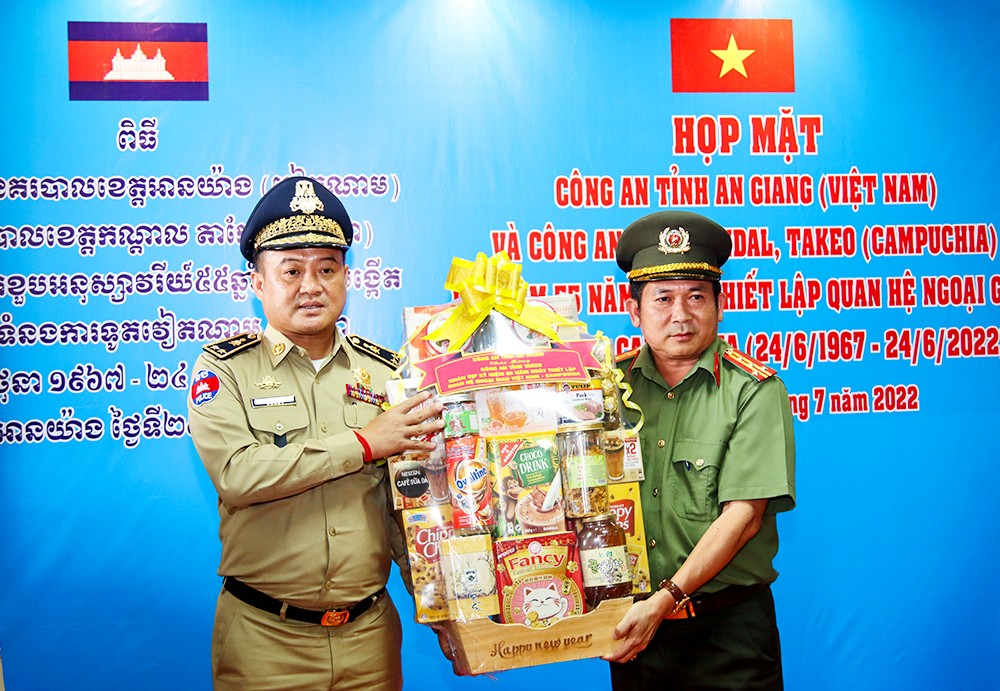 Công an ba tỉnh giáp biên Việt Nam - Campuchia họp mặt, giao lưu ấm tình hữu nghị Công an ba tỉnh giáp biên Việt Nam - Campuchia họp mặt, giao lưu ấm tình hữu nghị