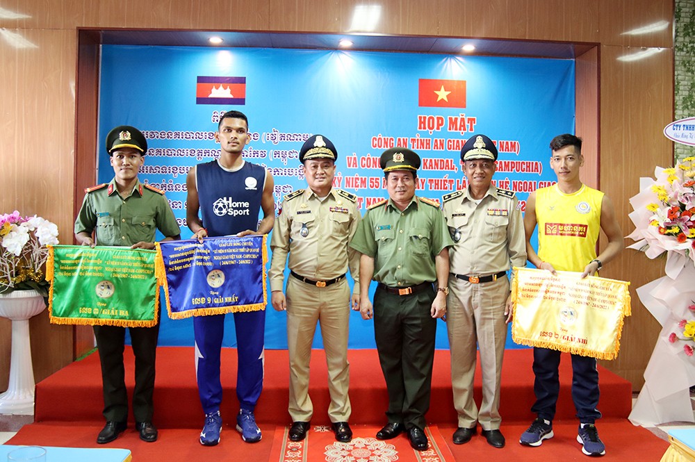 Công an ba tỉnh giáp biên Việt Nam - Campuchia họp mặt, giao lưu ấm tình hữu nghị Công an ba tỉnh giáp biên Việt Nam - Campuchia họp mặt, giao lưu ấm tình hữu nghị