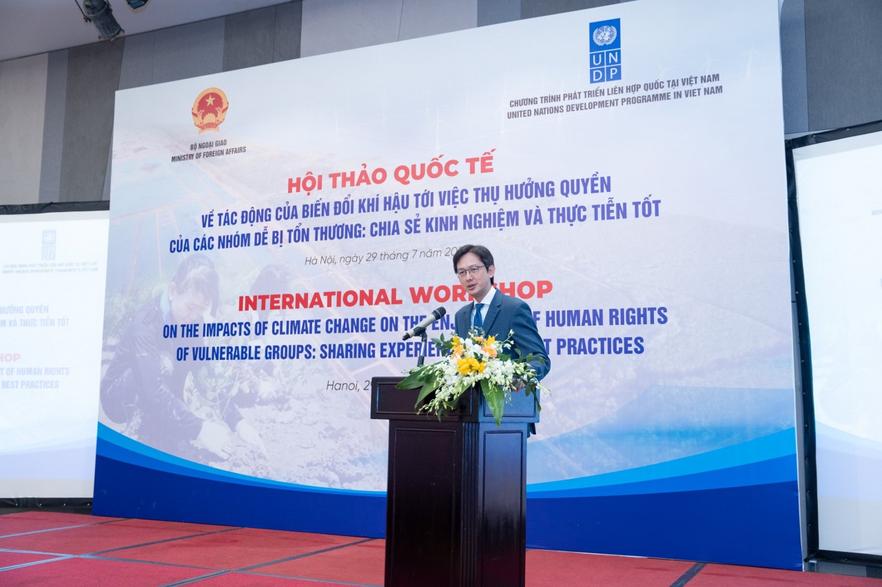 Bảo đảm quyền của các nhóm dễ bị tổn thương trong ứng phó với biến đổi khí hậu Bảo đảm quyền của các nhóm dễ bị tổn thương trong ứng phó với biến đổi khí hậu