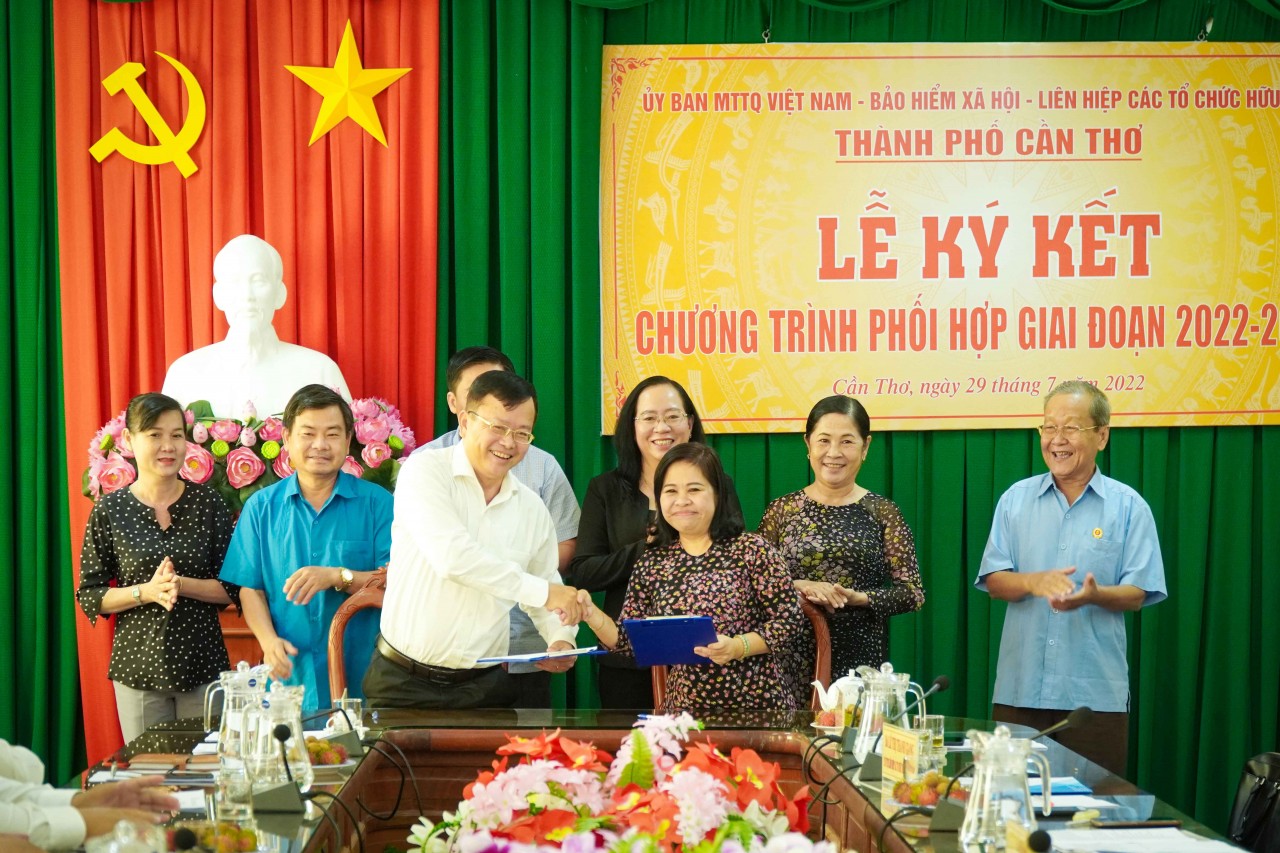 Liên hiệp Cần Thơ ký kết phối hợp với UBMTTQVN thành phố trong công tác đối ngoại nhân dân Liên hiệp Cần Thơ ký kết phối hợp với UBMTTQVN thành phố trong công tác đối ngoại nhân dân