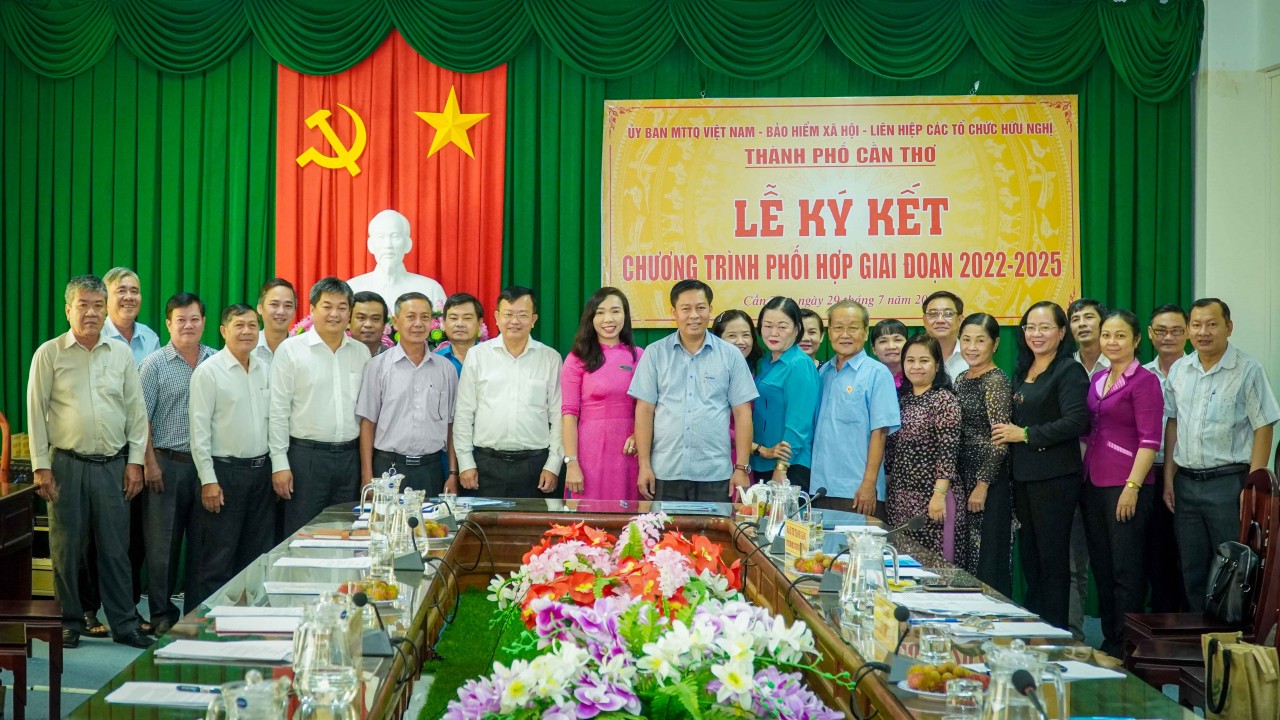 Liên hiệp Cần Thơ ký kết phối hợp với UBMTTQVN thành phố trong công tác đối ngoại nhân dân Liên hiệp Cần Thơ ký kết phối hợp với UBMTTQVN thành phố trong công tác đối ngoại nhân dân