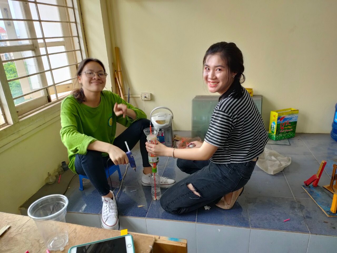 Soudalath Xayyalath (bên phải) trong một tiết thực hành Vật lý tại Đại học Sư phạm - Đại học Thái Nguyên (Ảnh: NVCC). Soudalath Xayyalath (bên phải) trong một tiết thực hành Vật lý tại Đại học Sư phạm - Đại học Thái Nguyên (Ảnh: NVCC).