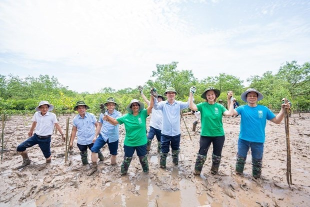 Kanni Wignaraja (fourth, left) joins local leaders and people in planting mangrove forests. Kanni Wignaraja (fourth, left) joins local leaders and people in planting mangrove forests.
