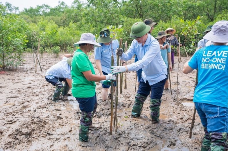 UN Assistant Secretary General and UNDP Regional Director for Asia and the Pacific Kanni Wignaraja joins local leaders and people in planting mangrove forests, one of the most effective nature-based solutions to enhance the resilience of coastal communities to climate change. Source: baoxaydung.com.vn UN Assistant Secretary General and UNDP Regional Director for Asia and the Pacific Kanni Wignaraja joins local leaders and people in planting mangrove forests, one of the most effective nature-based solutions to enhance the resilience of coastal communities to climate change. Source: baoxaydung.com.vn