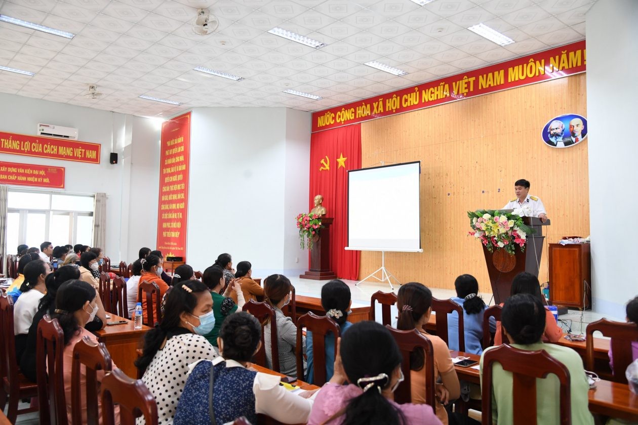 Bộ Tư lệnh Vùng 5 Hải quân tuyên truyền biển, đảo cho cán bộ, hội viên phụ nữ tỉnh Kiên Giang Bộ Tư lệnh Vùng 5 Hải quân tuyên truyền biển, đảo cho cán bộ, hội viên phụ nữ tỉnh Kiên Giang