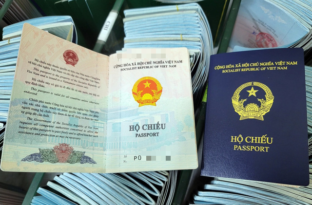 Hộ chiếu phổ thông mẫu mới của Việt Nam có màu xanh tím than để phân biệt với hộ chiếu phổ thông mẫu cũ - Ảnh: Cổng thông tin điện tử Chính phủ