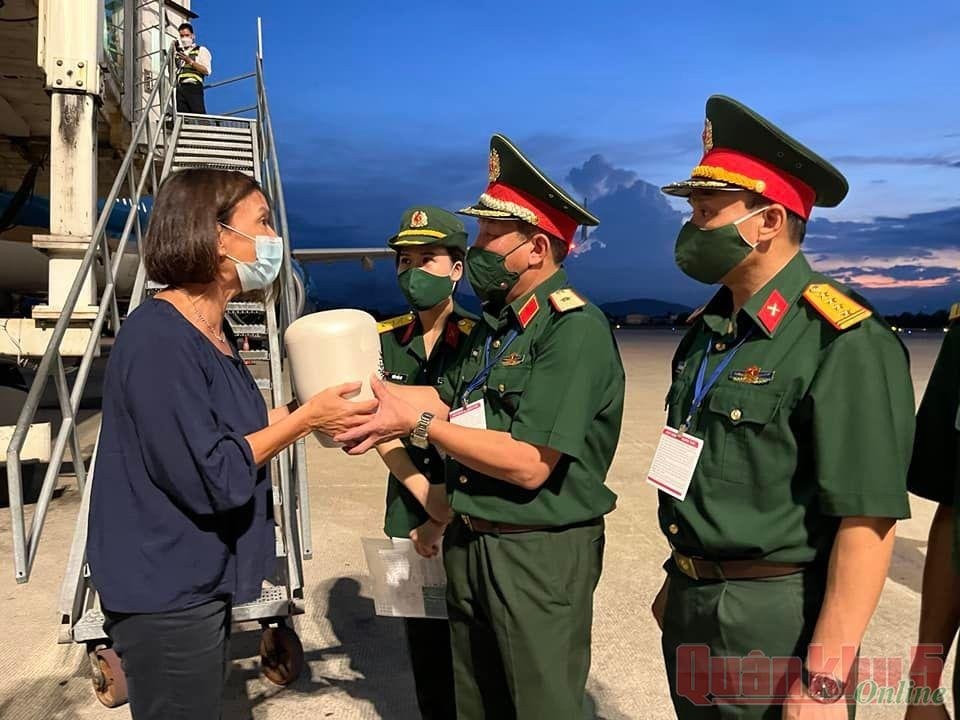 Hình ảnh tiếp nhận tro cốt Anh hùng Lực lượng vũ trang nhân dân Kostas Sarantidis – Nguyễn Văn Lập tại sân bay và đưa về Nhà tang lễ Quân khu (Ảnh: Báo Quân khu 5). Hình ảnh tiếp nhận tro cốt Anh hùng Lực lượng vũ trang nhân dân Kostas Sarantidis – Nguyễn Văn Lập tại sân bay và đưa về Nhà tang lễ Quân khu (Ảnh: Báo Quân khu 5).