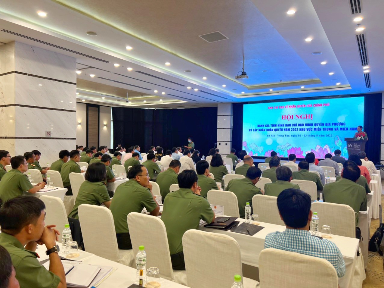 Quang cảnh Hội nghị đánh giá tình hình Ban Chỉ đạo Nhân quyền (BCĐNQ) các địa phương khu vực miền Trung và miền Nam.