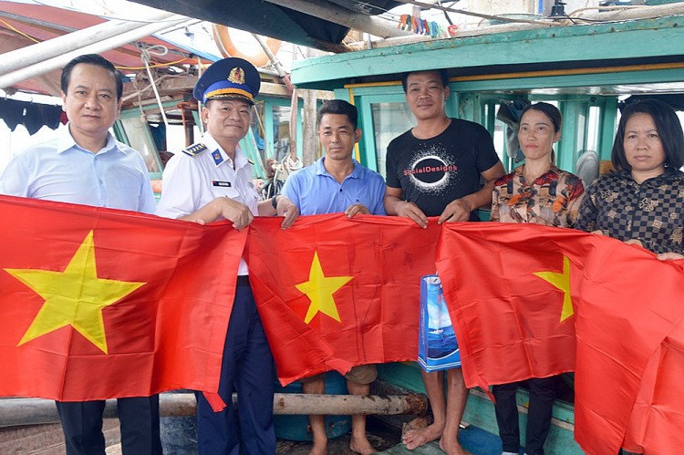 Đoàn viên thanh niên thị trấn Cát Hải (Hải Phòng) học tập về Luật Cảnh sát biển VN Đoàn viên thanh niên thị trấn Cát Hải (Hải Phòng) học tập về Luật Cảnh sát biển VN