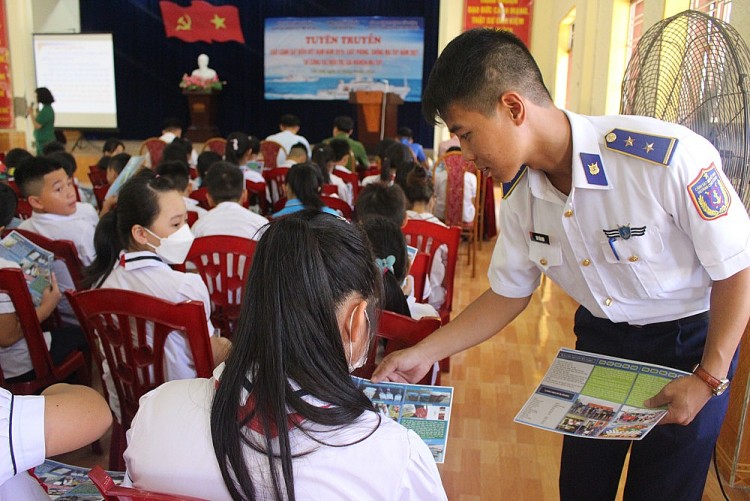 Đoàn viên thanh niên thị trấn Cát Hải (Hải Phòng) học tập về Luật Cảnh sát biển VN Đoàn viên thanh niên thị trấn Cát Hải (Hải Phòng) học tập về Luật Cảnh sát biển VN