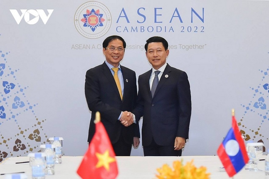 Foreign Minister Bui Thanh Son (L) meets Lao Deputy Prime Minister and Foreign Minister Saleumxay Kommasith in Phnom Penh. Foreign Minister Bui Thanh Son (L) meets Lao Deputy Prime Minister and Foreign Minister Saleumxay Kommasith in Phnom Penh.