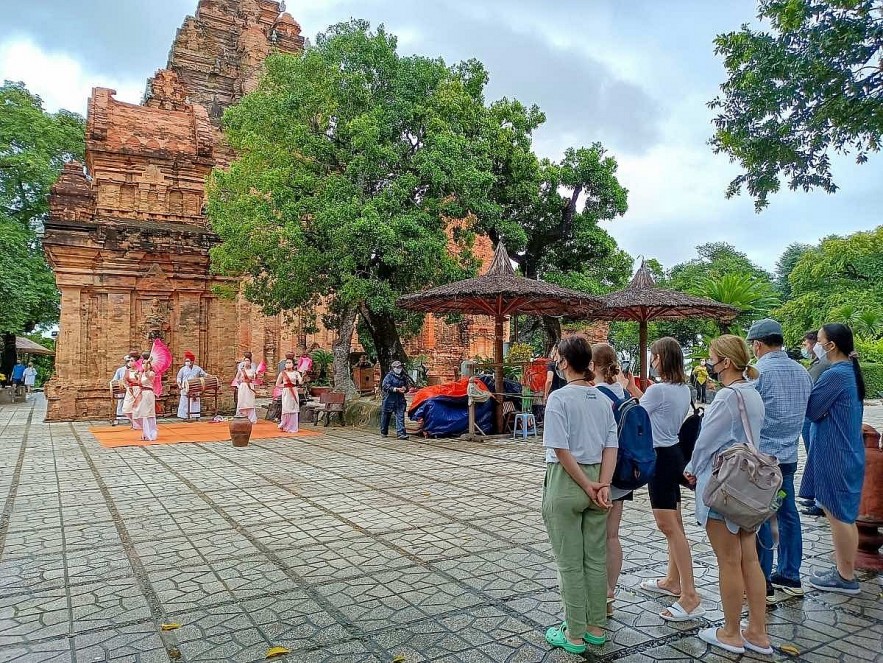 Russian visitors explore local culture in the south-central province of Khanh Hoa. Photo: VOV