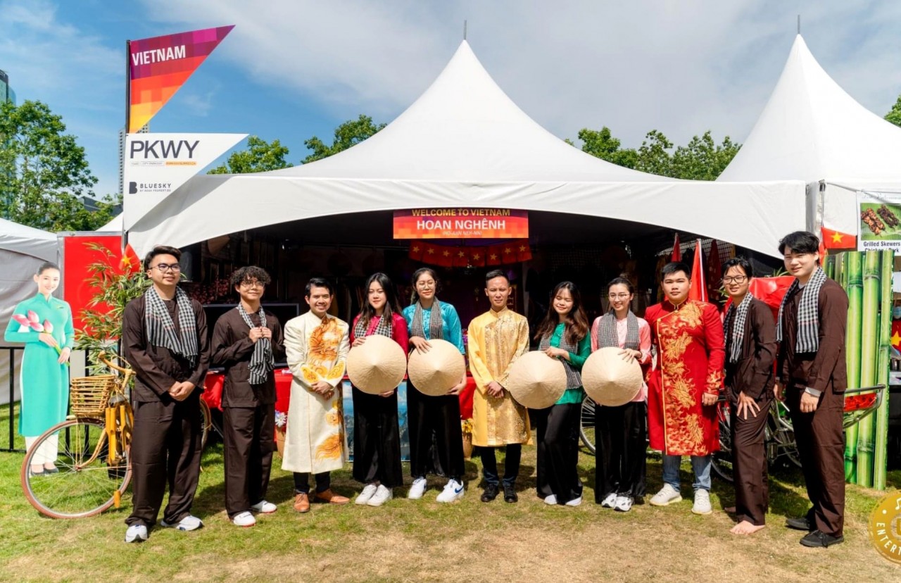 Vietnam Participates in The Largest Multicultural Festival in British Columbia Vietnam Participates in The Largest Multicultural Festival in British Columbia