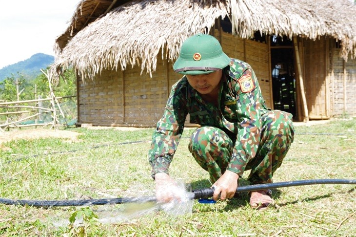 Cán bộ Đồn Biên phòng Môn Sơn thi công hệ thống dẫn nước phục vụ sinh hoạt cho bà con dân bản. Ảnh: Hải Thượng Cán bộ Đồn Biên phòng Môn Sơn thi công hệ thống dẫn nước phục vụ sinh hoạt cho bà con dân bản. Ảnh: Hải Thượng