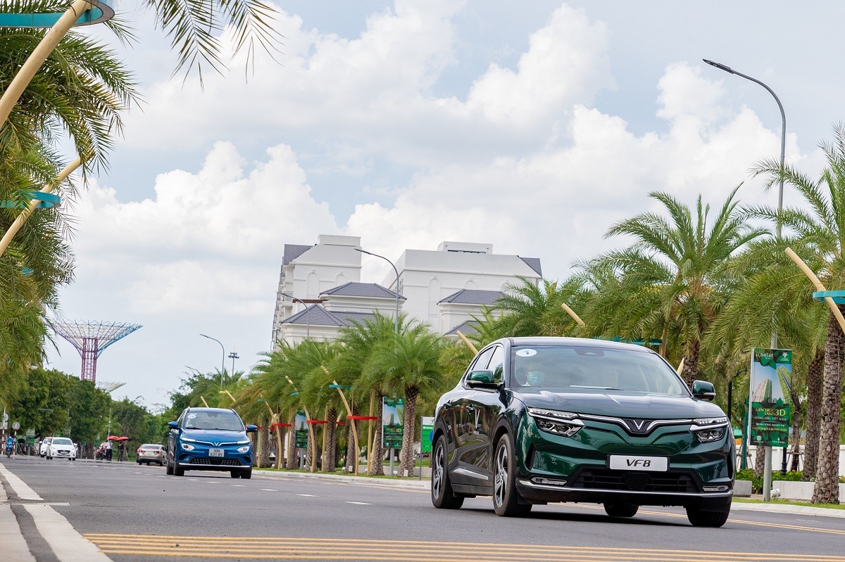 Cung đường rộng rãi tại đại đô thị Vinhomes Grand Park cho khách hàng thoải mái trải nghiệm các tính năng của xe điện VinFast.
