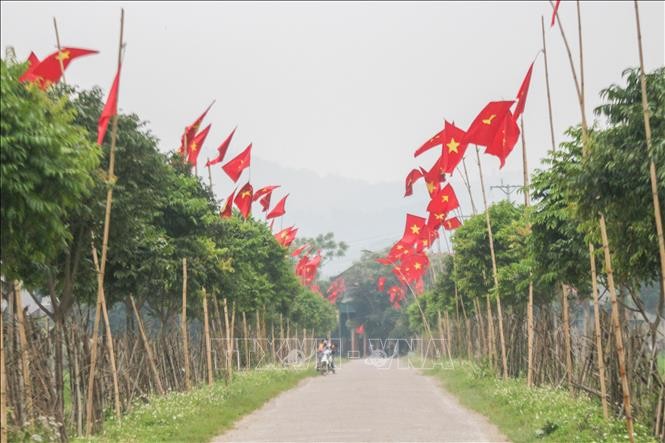 Chiến sĩ quân hàm xanh kéo nước về cho đồng bào biên giới Chiến sĩ quân hàm xanh kéo nước về cho đồng bào biên giới