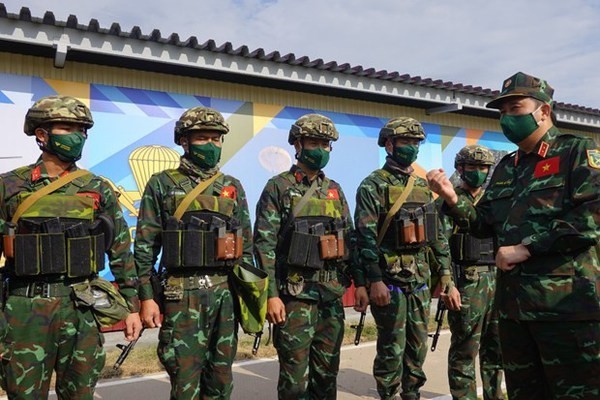 Lieutenant General Phung Si Tan, Deputy Chief of the General Staff of the Vietnam People’s Army encourages Vietnamese shooters at the International Army Games 2021 (VPA) (Photo: VNA) Lieutenant General Phung Si Tan, Deputy Chief of the General Staff of the Vietnam People’s Army encourages Vietnamese shooters at the International Army Games 2021 (VPA) (Photo: VNA)