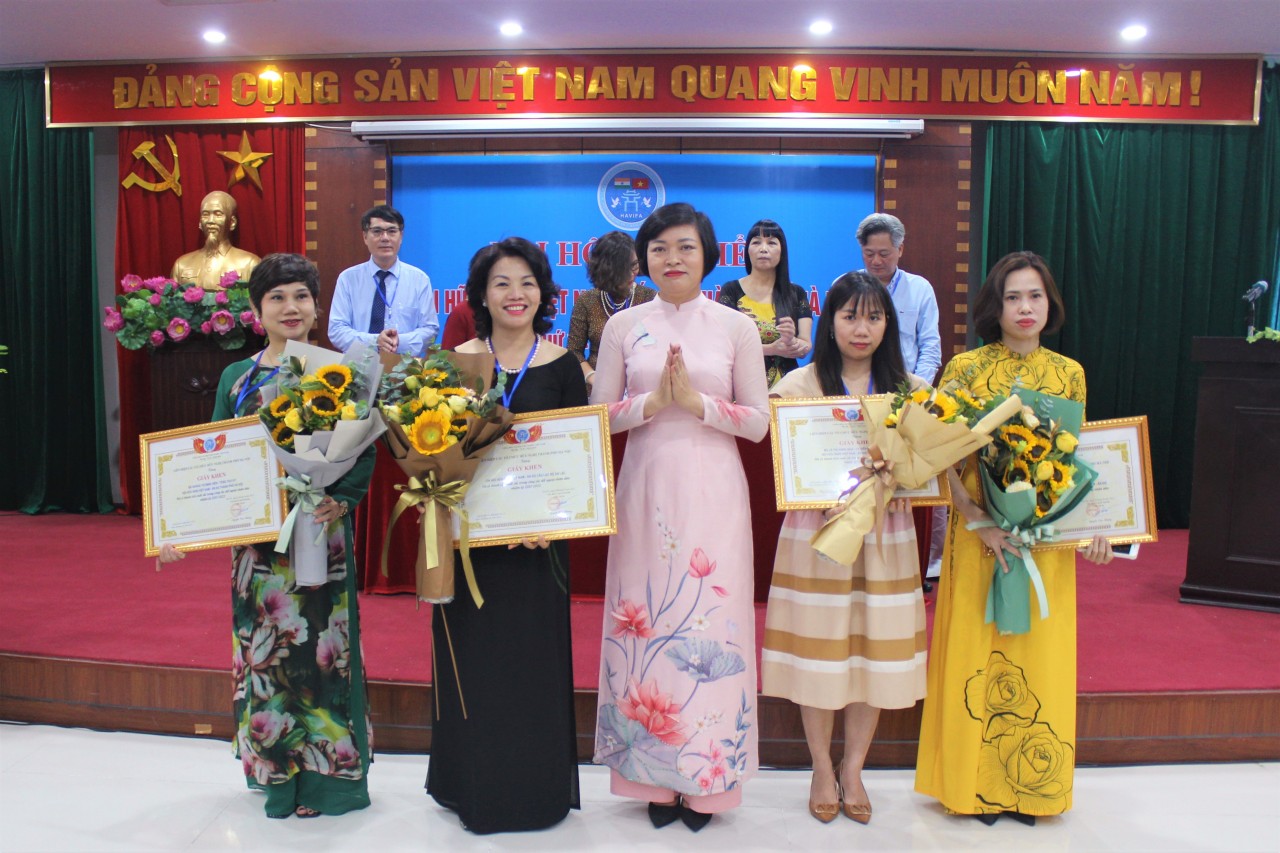 Các tậ thể cá nhân có thành tích được khen thưởng. Các tậ thể cá nhân có thành tích được khen thưởng.