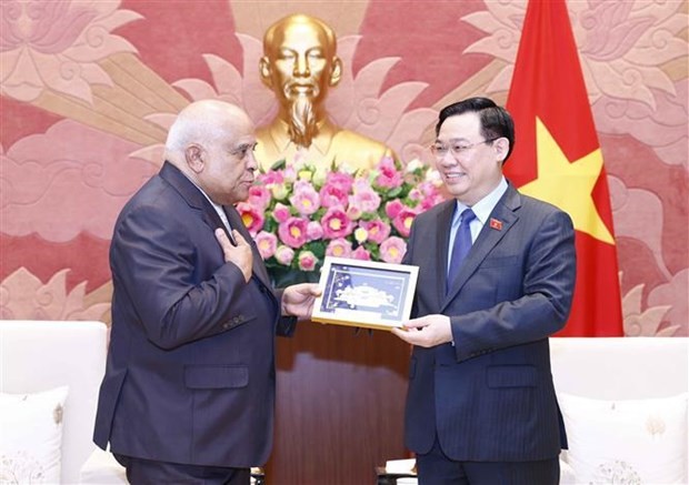 National Assembly Chairman Vuong Dinh Hue (R) welcomes Cuban Ambassador Orlando Nicolas Hernandez Guillen (Photo: VNA) National Assembly Chairman Vuong Dinh Hue (R) welcomes Cuban Ambassador Orlando Nicolas Hernandez Guillen (Photo: VNA)
