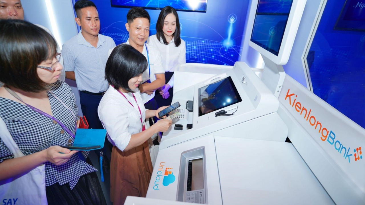 Khách tham quan trải nghiệm tính năng rút tiền liên ngân hàng thông qua ứng dụng Mobile Banking tại máy STM của KienlongBank. Khách tham quan trải nghiệm tính năng rút tiền liên ngân hàng thông qua ứng dụng Mobile Banking tại máy STM của KienlongBank.