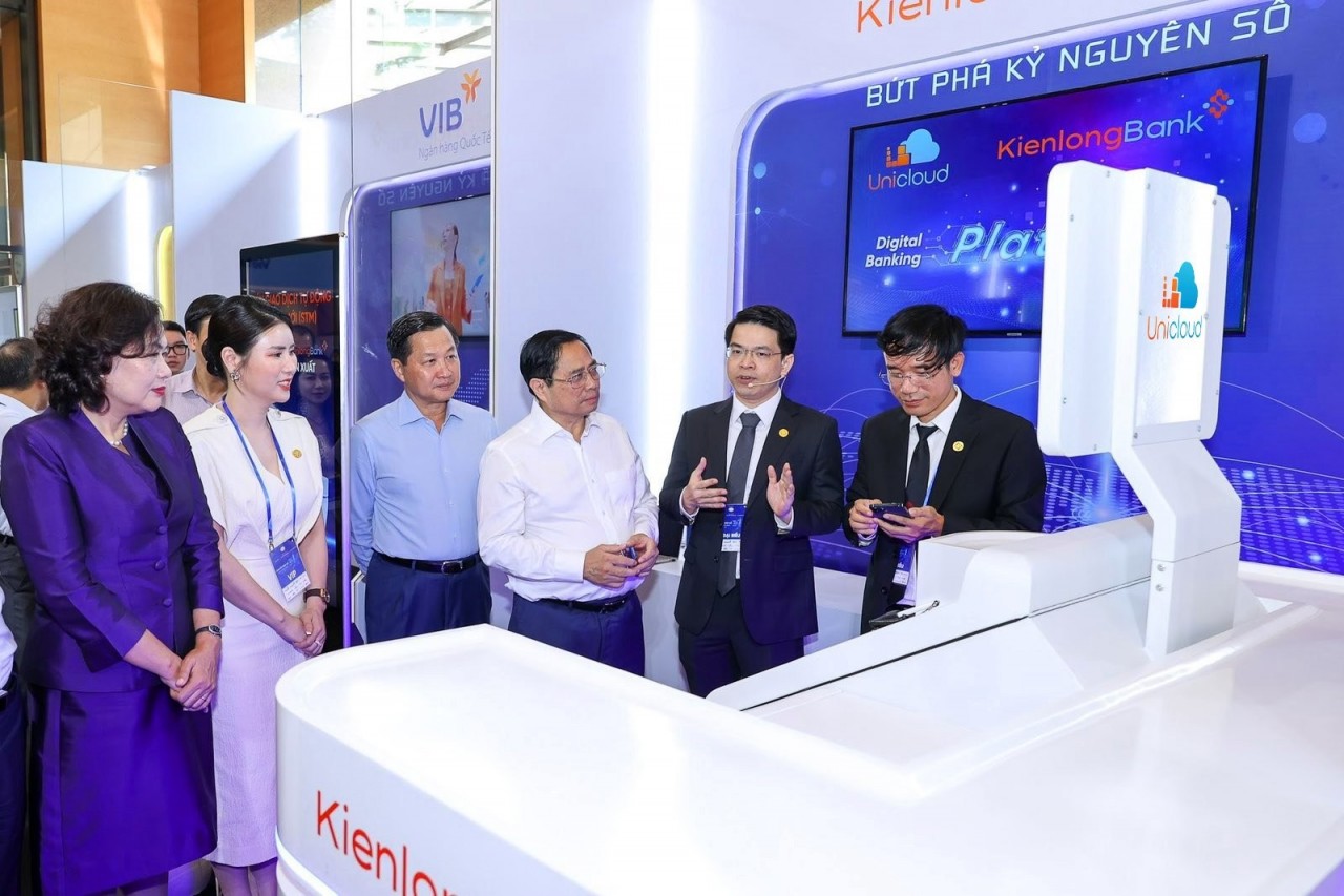 Thủ tướng Chính phủ Phạm Minh Chính dẫn đầu đoàn tham quan gian hàng của KienlongBank tại sự kiện “Ngày Chuyển đổi số” ngành Ngân hàng. Thủ tướng Chính phủ Phạm Minh Chính dẫn đầu đoàn tham quan gian hàng của KienlongBank tại sự kiện “Ngày Chuyển đổi số” ngành Ngân hàng.
