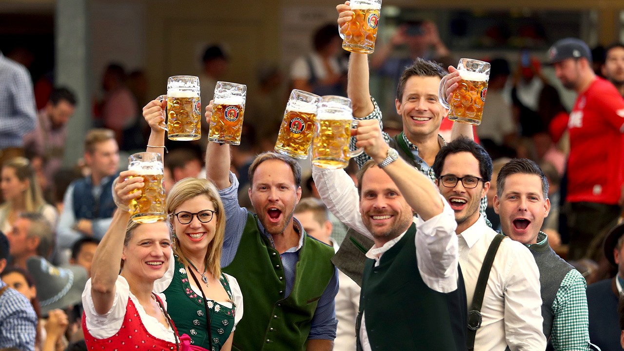 Đức: Lễ hội bia Oktoberfest trở lại sau 2 năm đại dịch COVID-19 | Lễ hội | Vietnam+ (VietnamPlus)