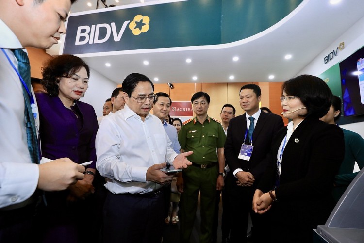 BIDV trình diễn giao dịch bằng CCCD chip tại “Ngày Chuyển đổi số” BIDV trình diễn giao dịch bằng CCCD chip tại “Ngày Chuyển đổi số”