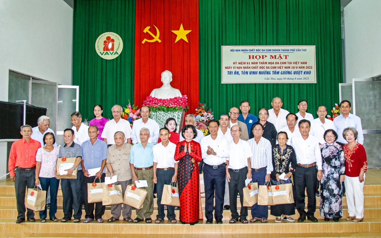 Cần Thơ tuyên dương những nạn nhân chất độc da cam vượt khó tiêu biểu Cần Thơ tuyên dương những nạn nhân chất độc da cam vượt khó tiêu biểu