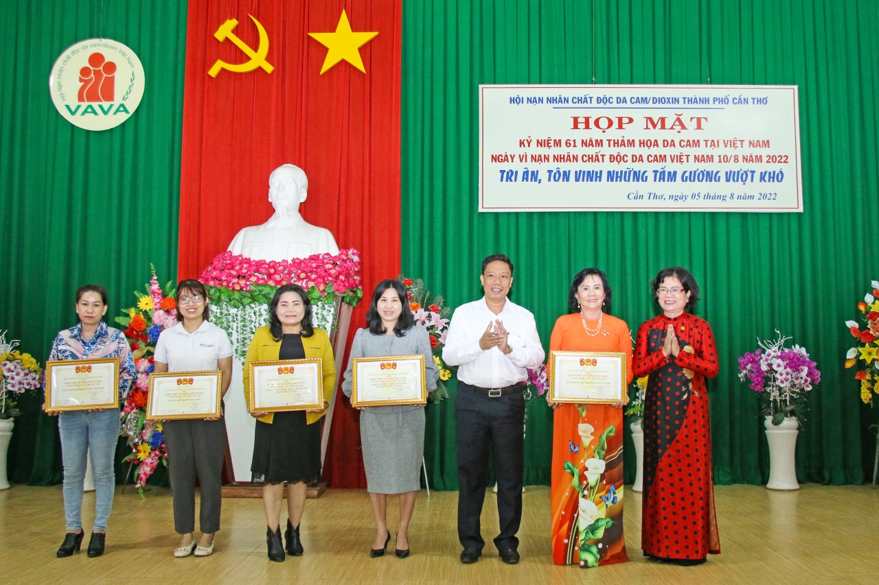 Cần Thơ tuyên dương những nạn nhân chất độc da cam vượt khó tiêu biểu Cần Thơ tuyên dương những nạn nhân chất độc da cam vượt khó tiêu biểu