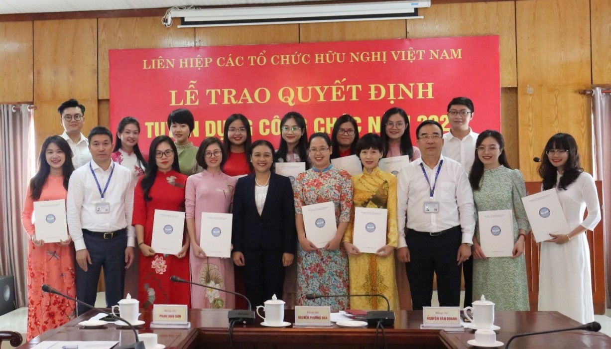 Liên hiệp các tổ chức hữu nghị Việt Nam trao quyết định tuyển dụng 16 công chức mới Liên hiệp các tổ chức hữu nghị Việt Nam trao quyết định tuyển dụng 16 công chức mới