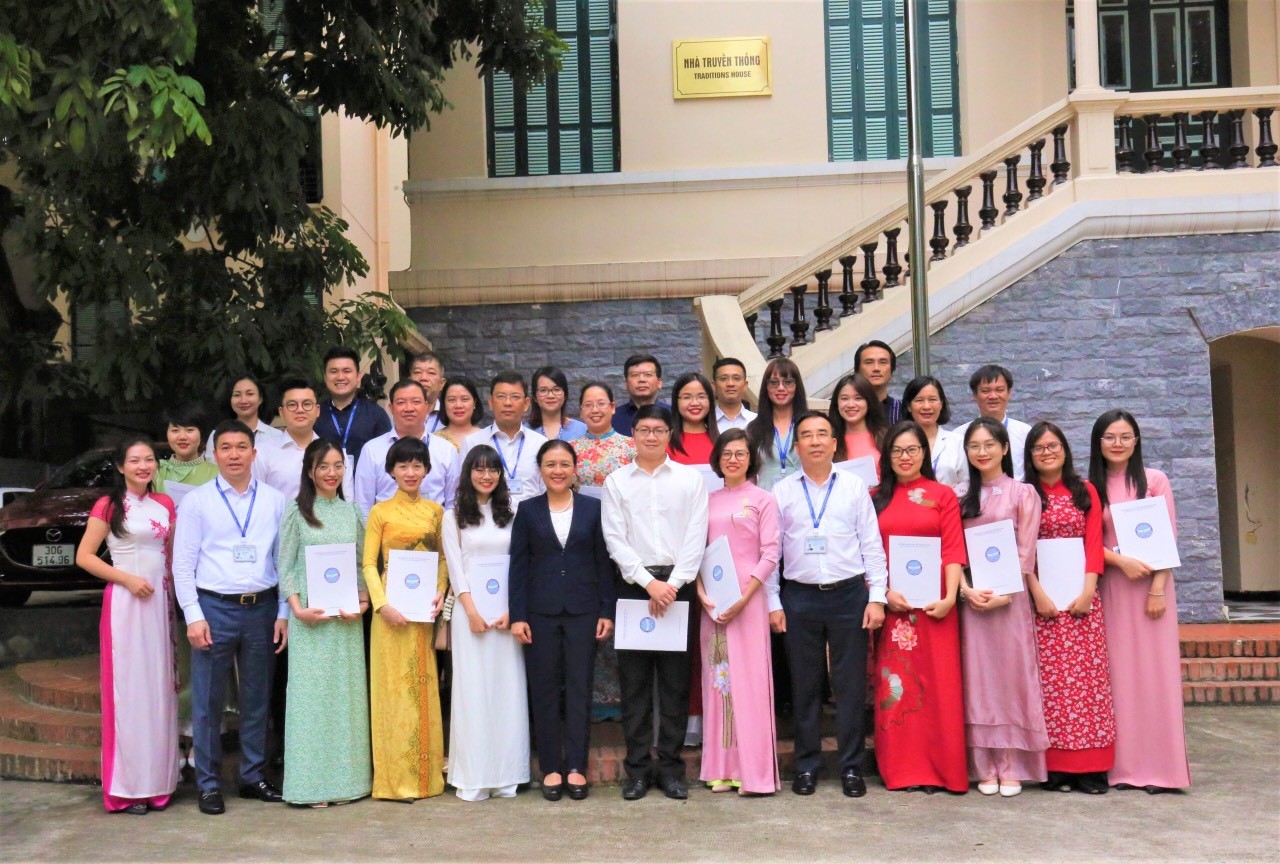 Liên hiệp các tổ chức hữu nghị Việt Nam trao quyết định tuyển dụng 16 công chức mới Liên hiệp các tổ chức hữu nghị Việt Nam trao quyết định tuyển dụng 16 công chức mới