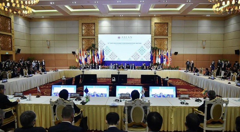 Hội nghị Bộ trưởng Ngoại giao các nước tham gia Cấp cao Đông Á lần thứ 12 (Ảnh: Báo Nhân Dân). Hội nghị Bộ trưởng Ngoại giao các nước tham gia Cấp cao Đông Á lần thứ 12 (Ảnh: Báo Nhân Dân).