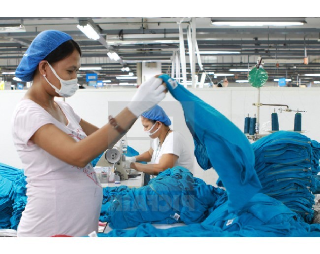 Các chính sách hỗ trợ người dân gặp khó khăn do COVID-19 đều ưu tiên các đối tượng lao động nữ (Ảnh: Các chính sách hỗ trợ người dân gặp khó khăn do COVID-19 đều ưu tiên các đối tượng lao động nữ (Ảnh: